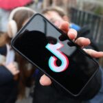Interdiction des réseaux sociaux pour les moins de 15 ans : la France prend les devants en Europe