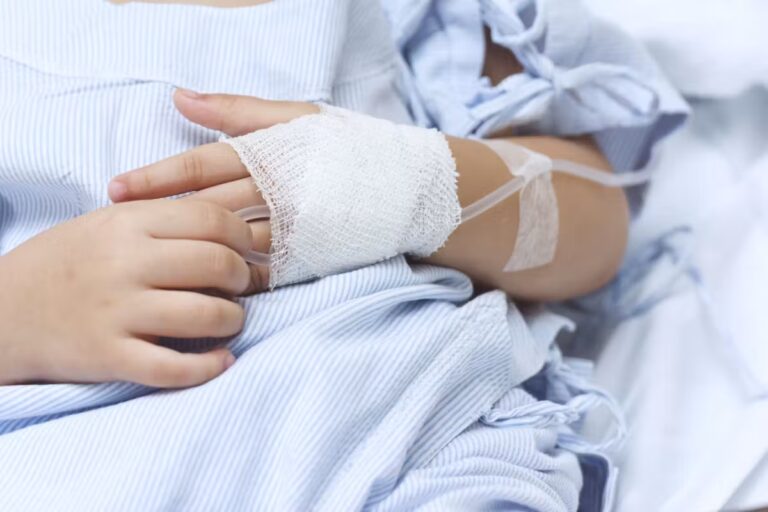 Une fillette reçoit six chimiothérapies avant la découverte d’une erreur médicale.