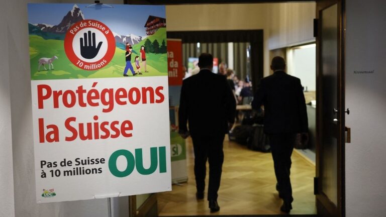 En Suisse, 54% des votants rejettent l’initiative limitant la population à 10 millions.