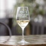 Vin en déclin chez les jeunes : prix élevés et concurrence de la bière en France.