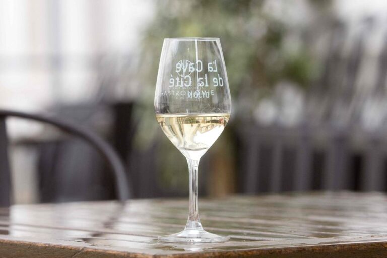 Vin en déclin chez les jeunes : prix élevés et concurrence de la bière en France.