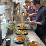 Un réfugié afghan partage ses recettes dans des restaurants de Lille.