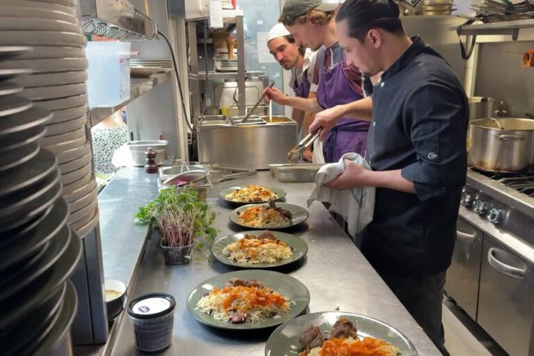 Un réfugié afghan partage ses recettes dans des restaurants de Lille.