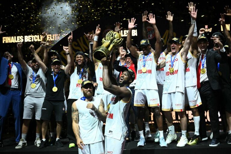 AS Monaco Basket remporte le titre de champion de France après une saison tumultueuse.