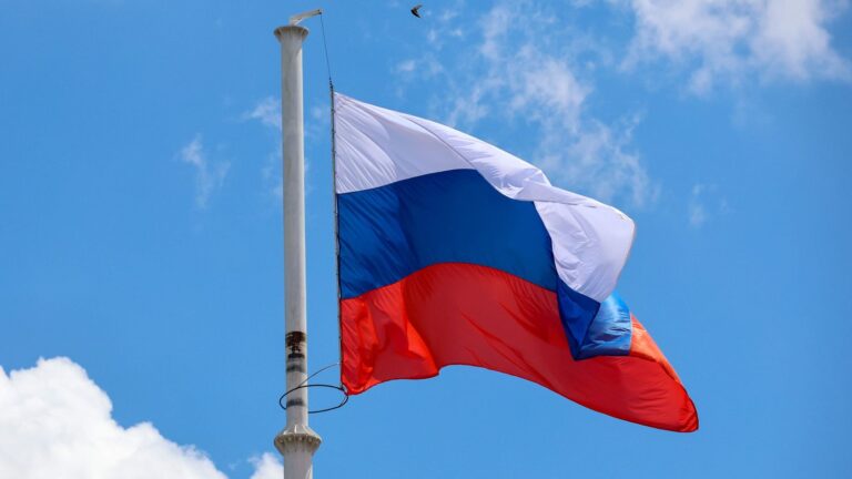 Le CIO réintègre provisoirement la Russie, mais suspend l’hymne et le drapeau aux JO.