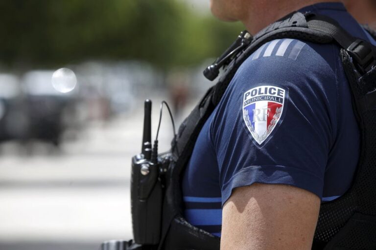Cinq nouveau-nés retrouvés morts chez un couple à Orange, après la naissance d’un bébé sain.