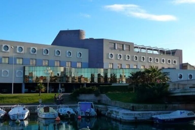 Fermeture d’une maternité : l’ARS critique le transfert vers un hôpital public.