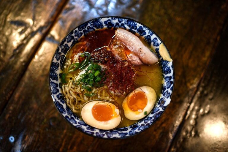 Ramen de Tokyo : dégustation possible dans un restaurant parisien spécialisé.