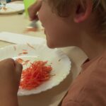 Une municipalité aménage un potager près de l&rsquo;école pour approvisionner la cantine en légumes bio.