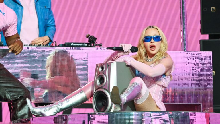 Madonna annonce un nouvel album, marquant son retour sur la scène musicale.
