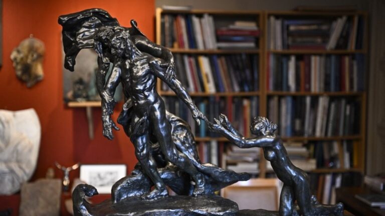 Un exemplaire de « L’Âge mûr » de Camille Claudel découvert en région parisienne mis aux enchères.