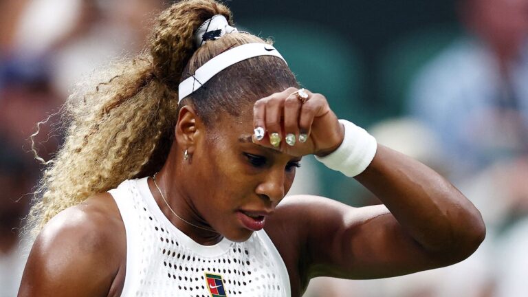 Serena Williams se blesse au genou après sa défaite au premier tour à Wimbledon