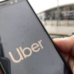 Cinq chauffeurs VTC portent plainte contre Uber pour traite d’êtres humains en France.