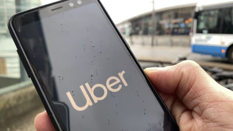 Cinq chauffeurs VTC portent plainte contre Uber pour traite d’êtres humains en France.