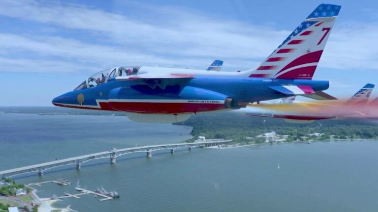 Patrouille de France survole Yorktown en Virginie, site d’une victoire franco-américaine.