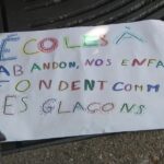 À Besançon, des familles se mobilisent devant la Mairie pour la rénovation des écoles.