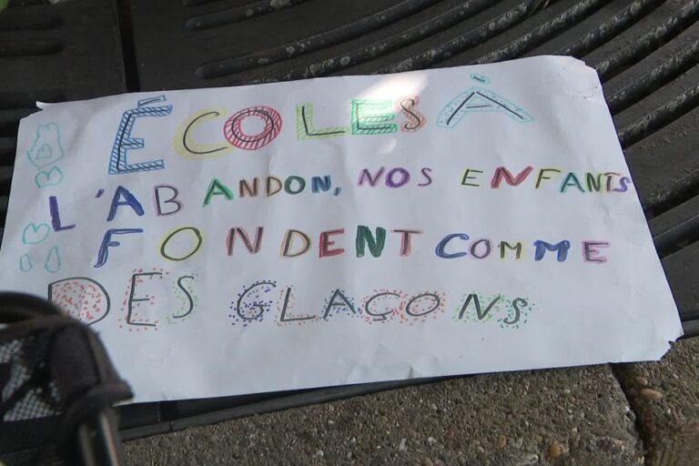 À Besançon, des familles se mobilisent devant la Mairie pour la rénovation des écoles.