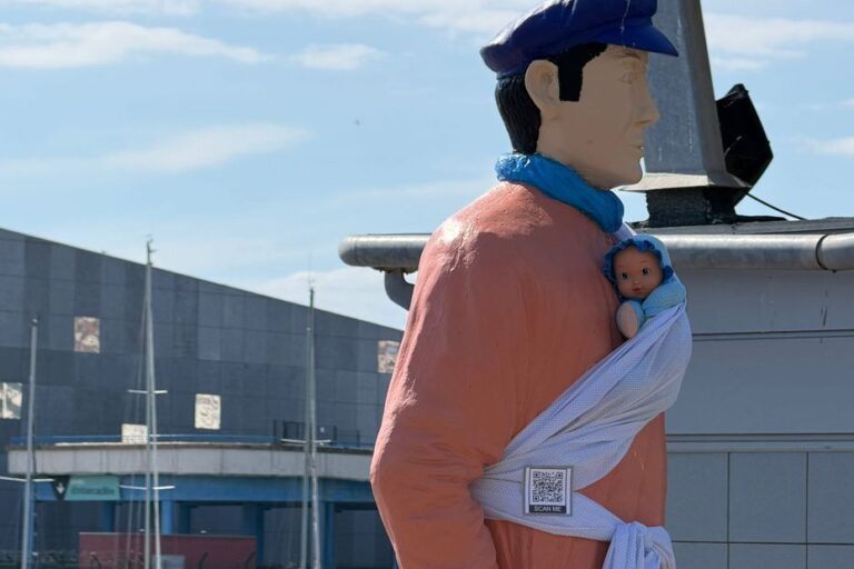 Nouveau congé de naissance : des bébés portés aux statues d’hommes à Boulogne-sur-Mer