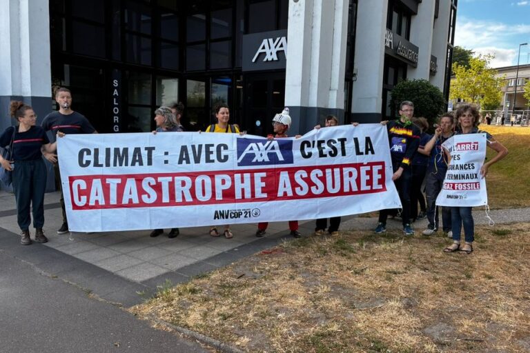 Des activistes envahissent le siège d’une assurance française pour protester contre les canicules.
