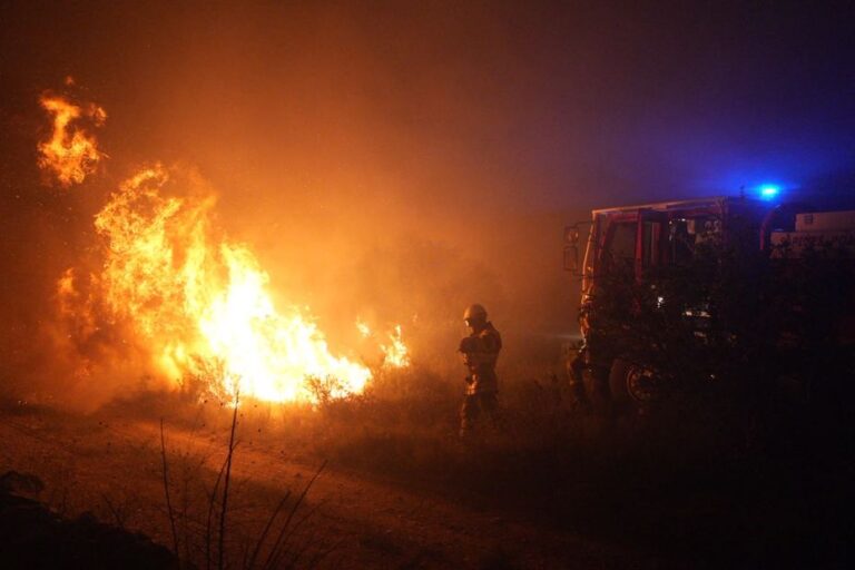 Incendies près de Marseille : 300 hectares détruits, évacuations en cours.
