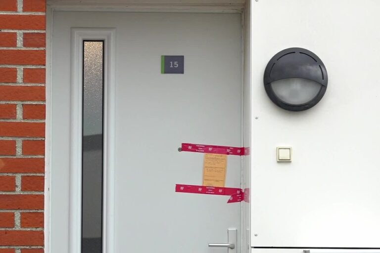 Parents des jumelles retrouvées mortes en examen pour privation de soins et déshydratation.
