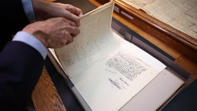 Le manuscrit de « L’Etranger » d’Albert Camus intégré à la Bibliothèque nationale de France