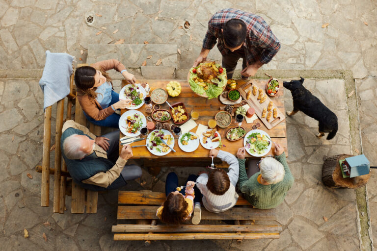 Manger à l’extérieur : recommandations pour une expérience sereine cet été.
