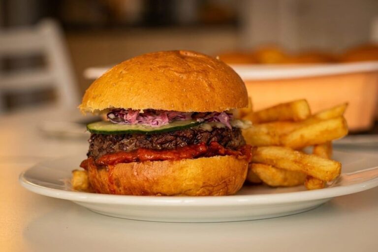 8 000 burgers distribués aux écoliers de Dijon, un potentiel record en préparation