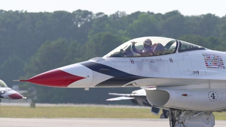 La Patrouille de France échange avec les Thunderbirds américains lors d’un exercice commun