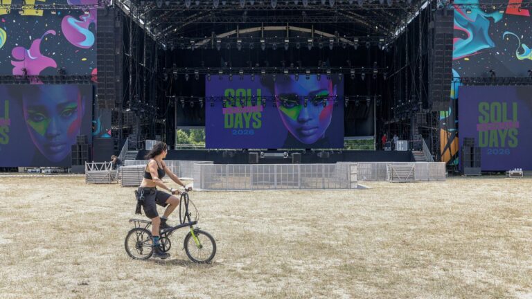 Solidarité Sida appelle à la générosité après l’annulation du festival Solidays et la perte de 70% de ses ressources.