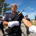 Apprentis matelots en défilé sur les Champs-Élysées pour la fête nationale française.
