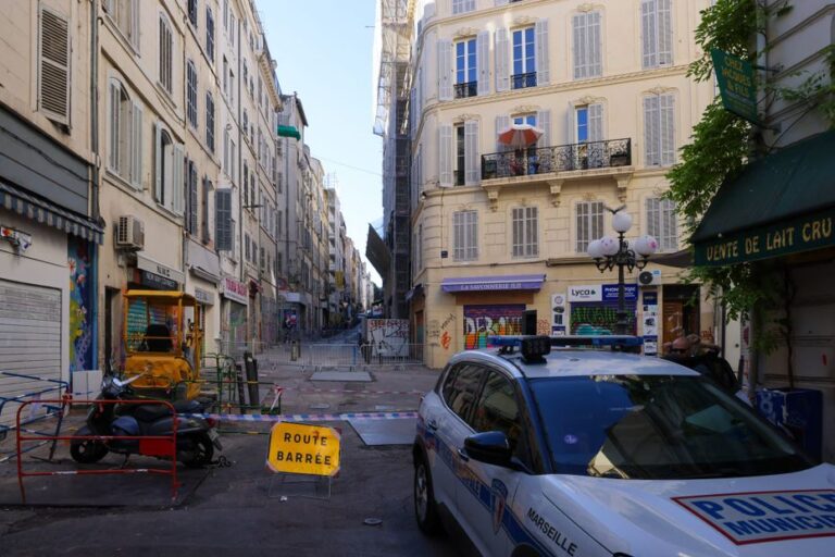 Nouveaux risques d’effondrements : évacuation des immeubles rue d’Aubagne à Marseille.