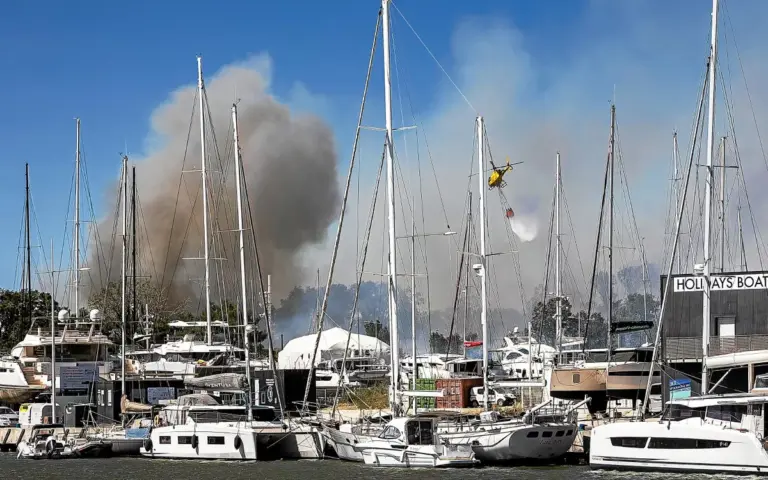 Incendie à Canet-en-Roussillon : trois campings détruits, 3 000 personnes évacuées.