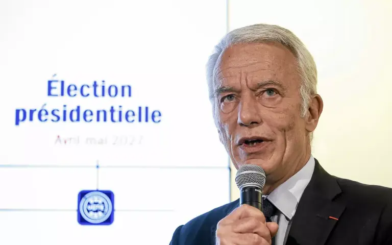 Medef propose 50 mesures de réduction du déficit, incluant baisse des cotisations et hausse de la TVA.