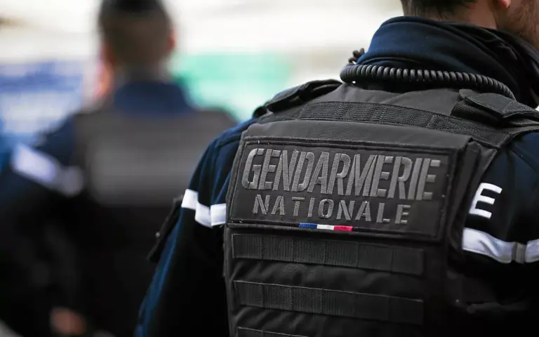 Sept personnes évitent un drame dans une Clio à Plouarzel, intervention des secours rapide.