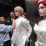 Des robots humanoïdes personnalisables en visage et voix pour accompagner les utilisateurs.
