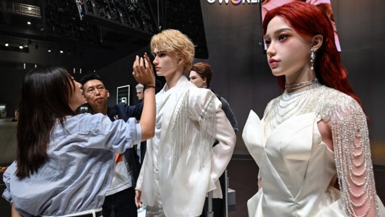 Des robots humanoïdes personnalisables en visage et voix pour accompagner les utilisateurs.