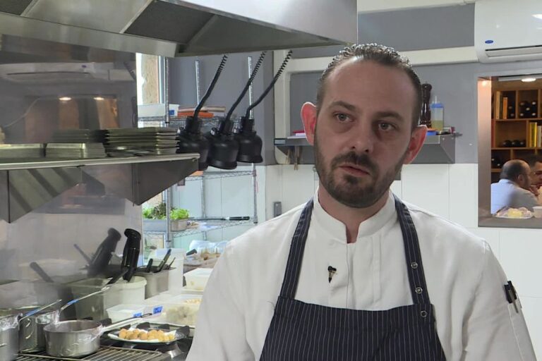 Julien Médard, chef étoilé du Cher, reçoit le prix « Terroir d’exception » de Gault & Millau.