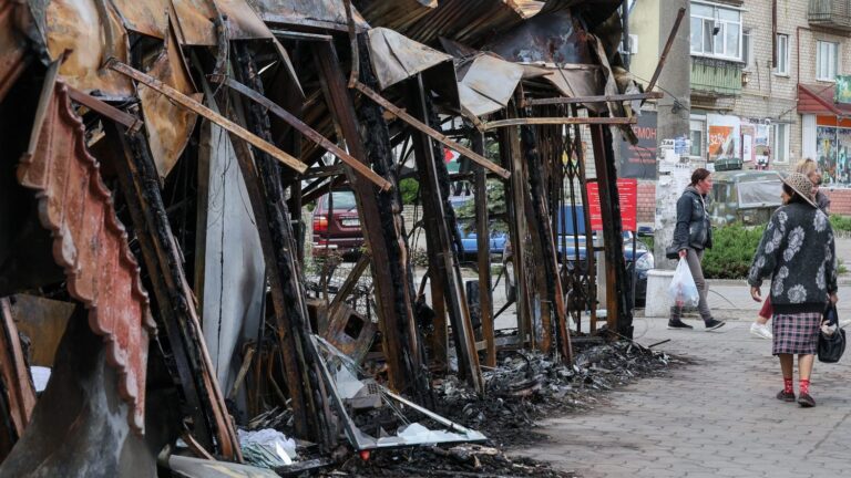 Cinq morts dans une frappe ukrainienne sur une ville contrôlée par la Russie.