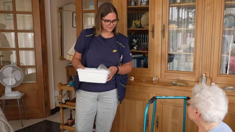 Des postiers en France soutiennent les personnes âgées isolées face à la canicule.