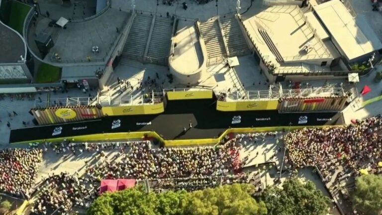 Afflux de spectateurs à la Sagrada Familia à Barcelone avant le départ du Tour de France
