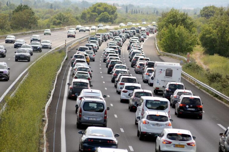 Incendie près de Béziers : A9 coupée, trafic perturbé sur l’A75 suite à un accident.
