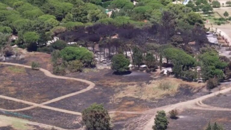 Incendies ravagent campings et forêts, situation préoccupante observée depuis les airs.