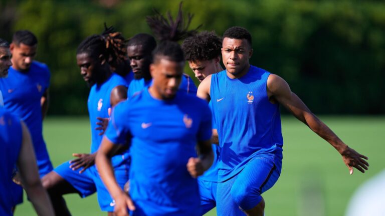 France-Paraguay : Les Bleus affirment être prêts physiquement malgré la chaleur et le risque d’orages.