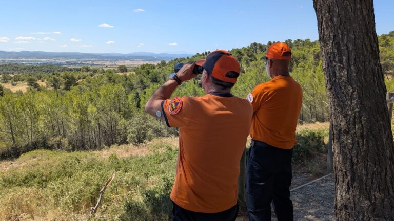 Des bénévoles patrouillent en forêt dans l’Aude pour prévenir les incendies.