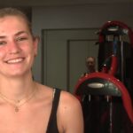 Une étudiante passionnée de sport obtient un emploi d’été comme hôtesse au Tour de France.
