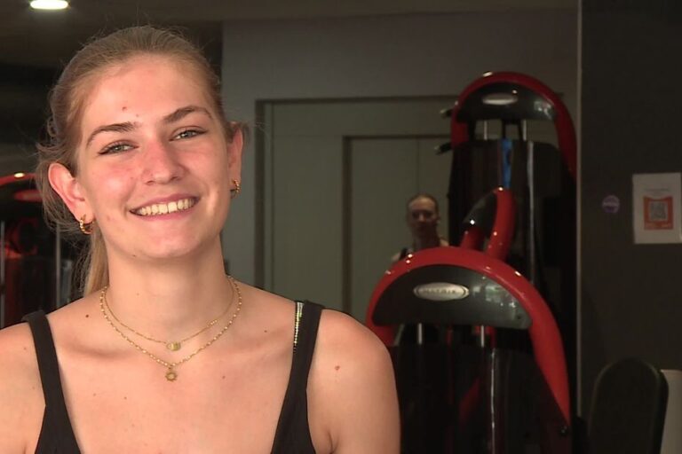 Une étudiante passionnée de sport obtient un emploi d’été comme hôtesse au Tour de France.