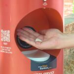 Des distributeurs de crème solaire installés en ville pour prévenir les coups de soleil.