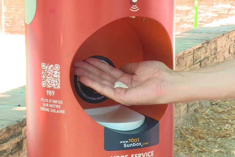 Des distributeurs de crème solaire installés en ville pour prévenir les coups de soleil.