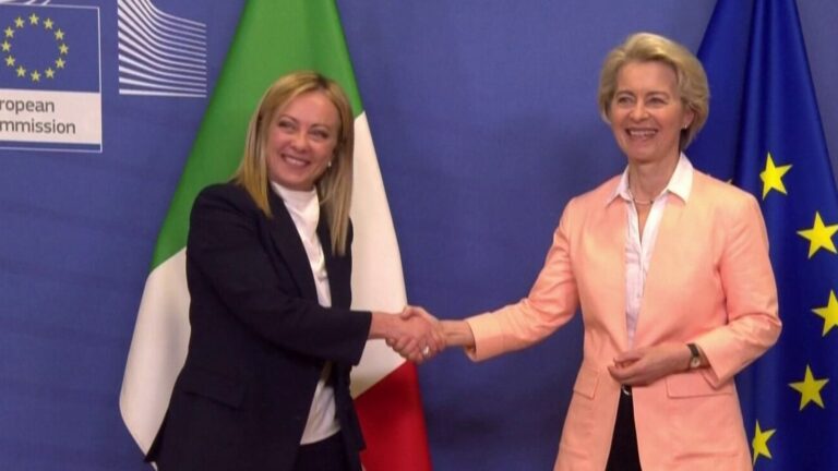 Giorgia Meloni modifie sa position face à Bruxelles sur les politiques européennes.